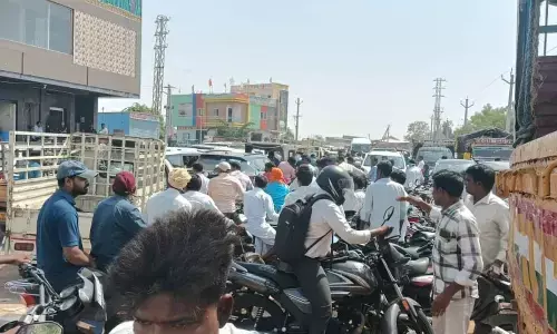Devotee Rush at Jammulamma Temple Brings Gadwal to a Standstill: Traffic Chaos, Heat Stress, and Police Efforts Highlight Urgent Need for Action