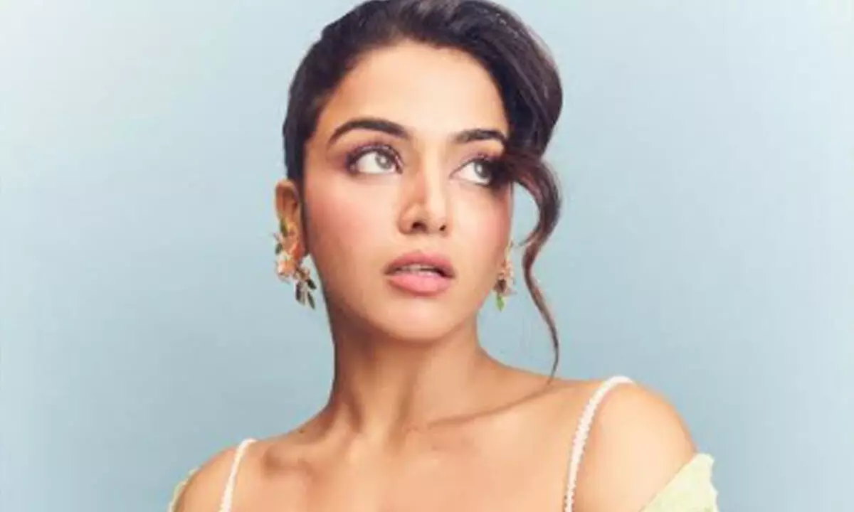 Wamiqa Gabbi twirls into spotlight with Green Bralette Lehenga Wamiqa Gabbi twirls into spotlight with Green Bralette Lehenga