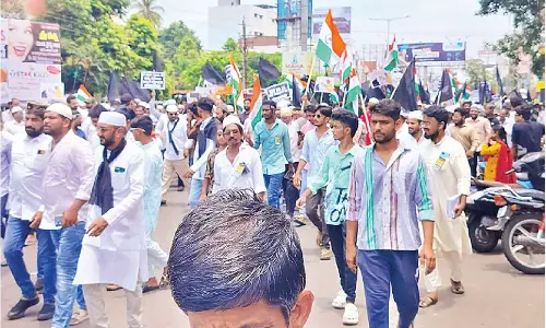 Muslims stage protest against Wakf Act