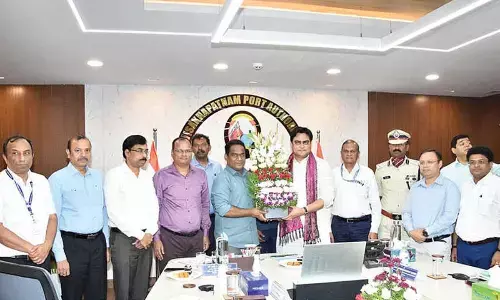 Minister Shantanu Thakur visits Vizag port