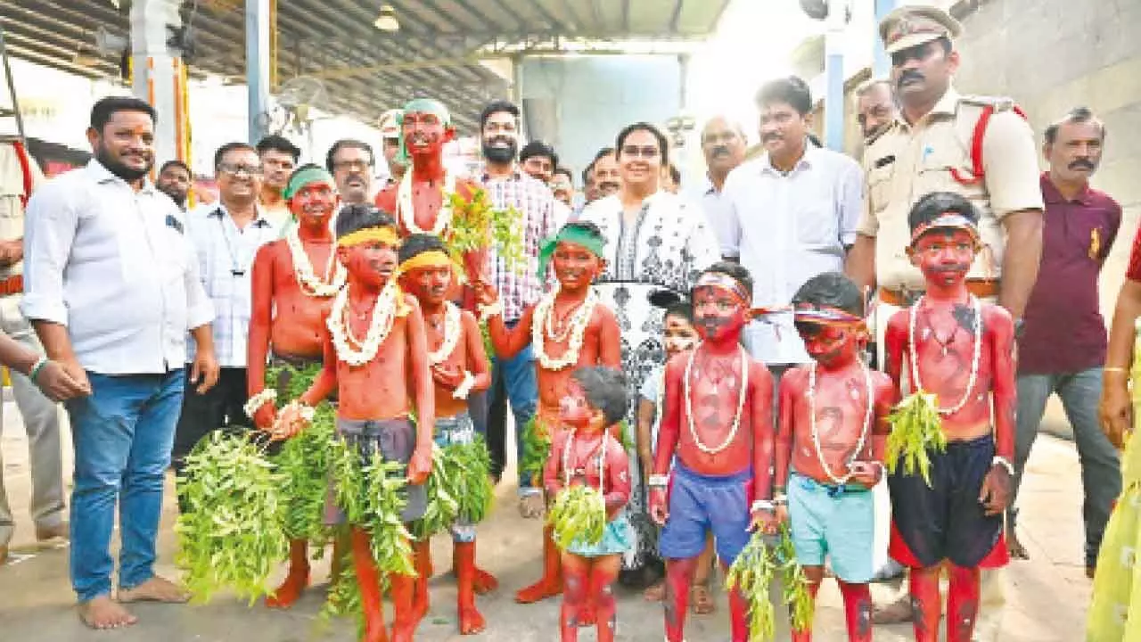 Devotees offer prayers with ‘Banda Vesham’ Devotees offer prayers with ‘Banda Vesham’