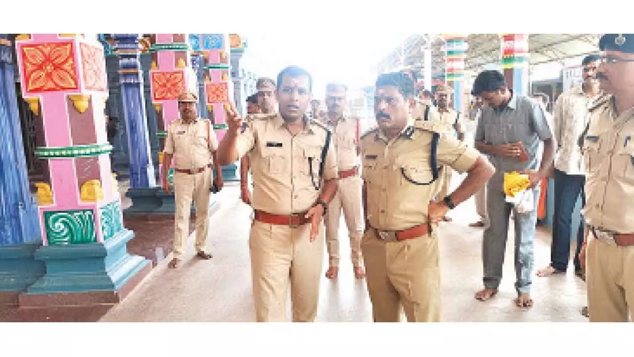 BHUPALAPALLY: IG, SP inspect security for Saraswati Pushkaralu BHUPALAPALLY: IG, SP inspect security for Saraswati Pushkaralu