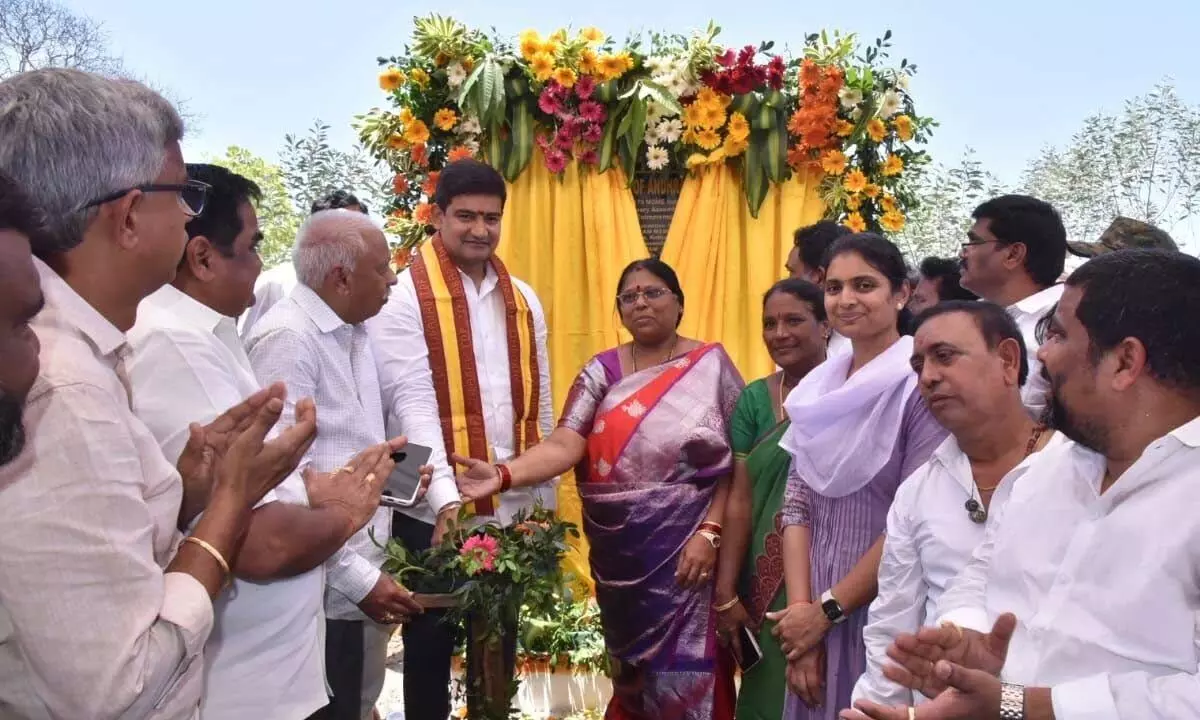 Minister urges entrepreneurs to set up industries in States Minister urges entrepreneurs to set up industries in States