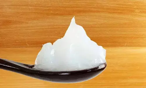 Unexpected Benefits of Using Petroleum Jelly for Dry Skin This Summer