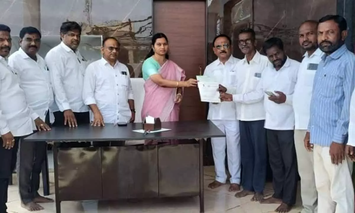 Sarithamma Distributes CM Relief Fund Cheques to Support Needy Families in Gadwal Sarithamma Distributes CM Relief Fund Cheques to Support Needy Families in Gadwal
