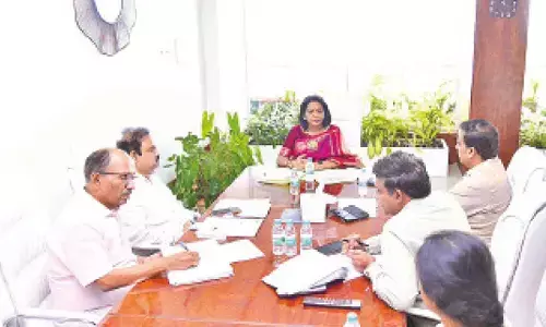 Mayor hands over compensation to affected families