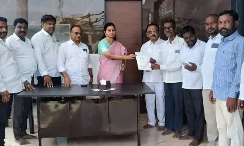 Sarithamma Distributes CM Relief Fund Cheques to Support Needy Families in Gadwal