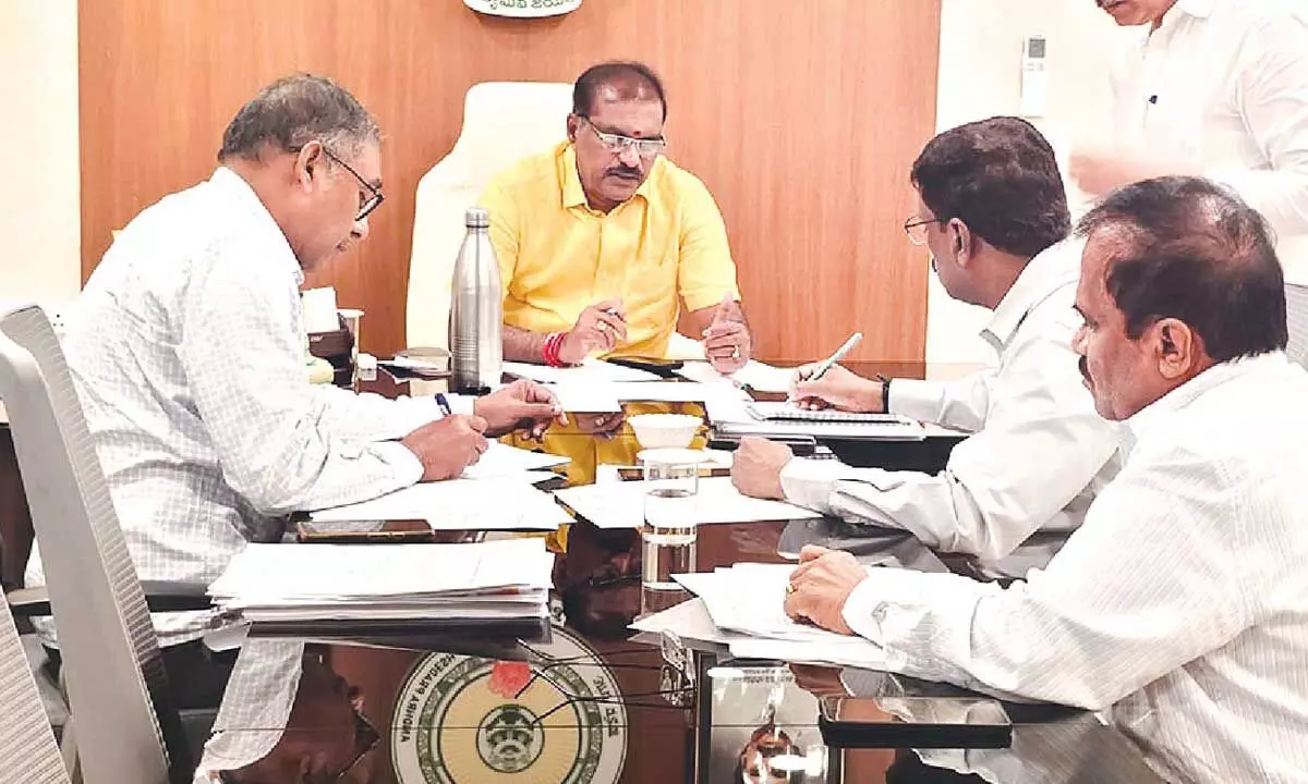 Irrigation officials told to desilt canals Irrigation officials told to desilt canals