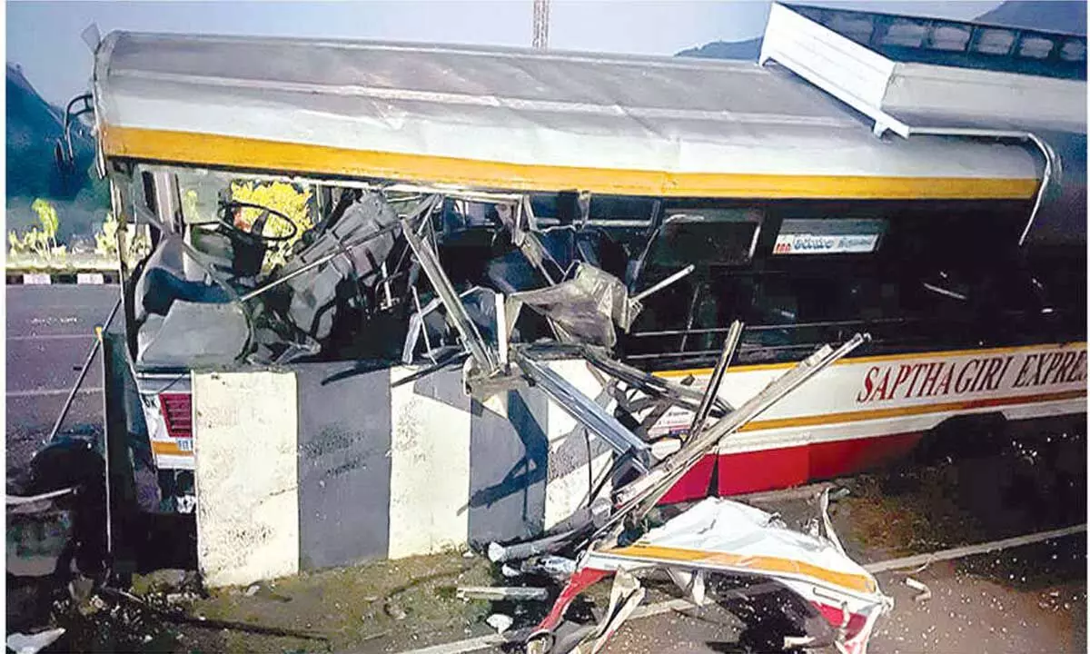 30 injured after RTC bus hits divider 30 injured after RTC bus hits divider