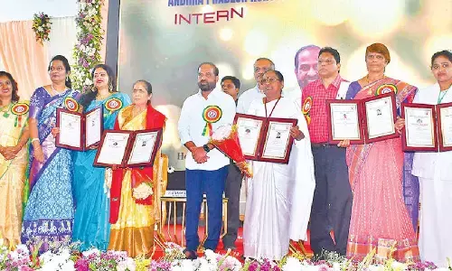 Healthy Min presents Florence Nightingale awards to nurses