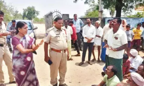Farmers in Veepanagandla mandal argue with Tahsildar Lakshmi demanding opening of IKP centre in their area