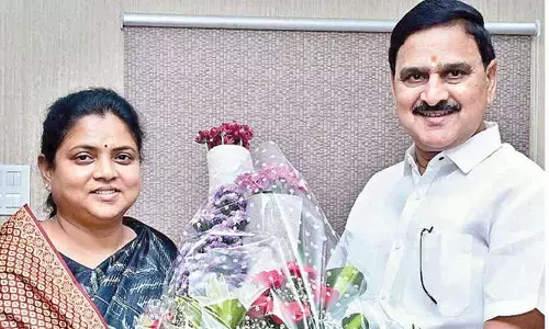 Union Minister felicitates WG collector Nagarani