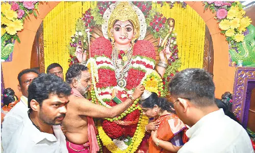 Minister Sandhya Rani worships Modakondamma during Jatara
