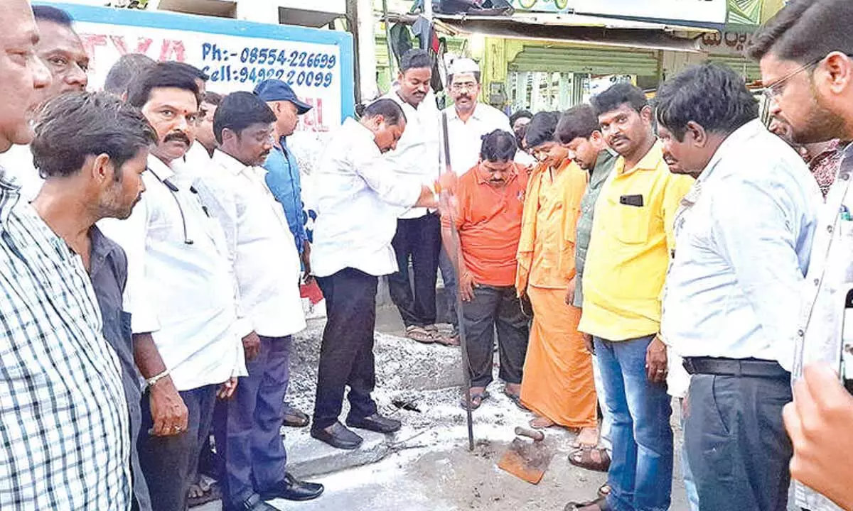 Urban MLA starts drainage works in Anantapur