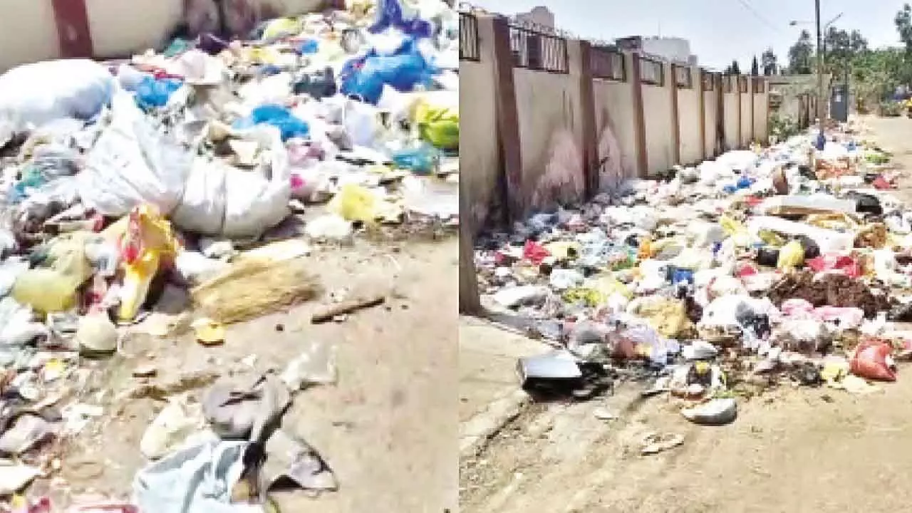 Garbage still piling up along roadsides in Hubballi- Dharwad Garbage still piling up along roadsides in Hubballi- Dharwad