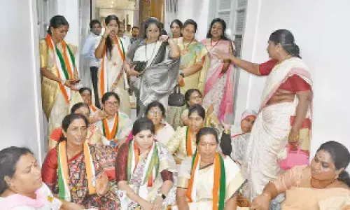 Mahila Cong leaders hold dharna in Gandhi Bhavan