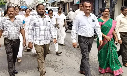 DMHO Dr. S.K. Siddappa Flags Off Dengue Awareness Rally on National Dengue Day in Gadwal