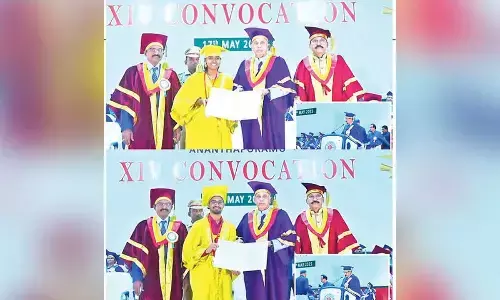 Gates students receive gold medals from Guv