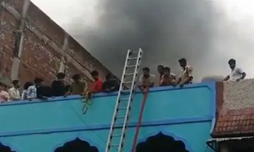 17 killed in a huge fire near Hyderabads Charminar