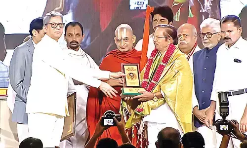 Anantharamudu receives Teluguvan Spurthi Award