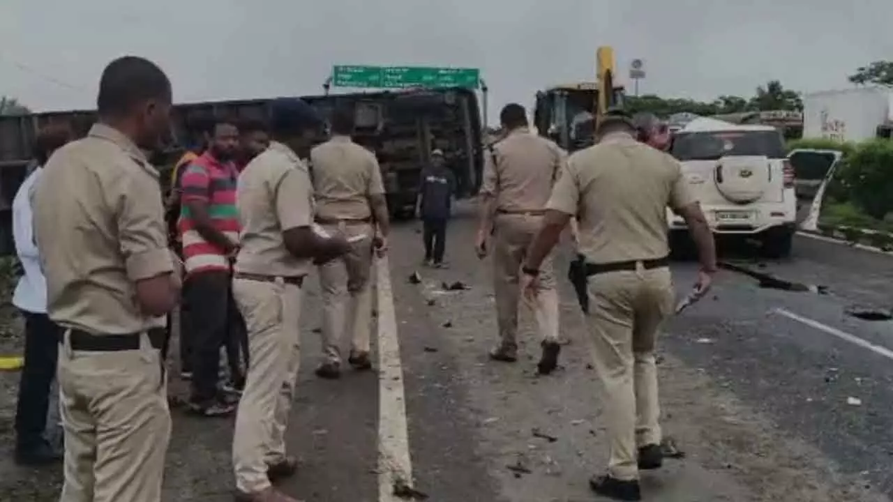 Six Killed in Pile-Up on National Highway in Karnataka, Including Four from One Family Six Killed in Pile-Up on National Highway in Karnataka, Including Four from One Family