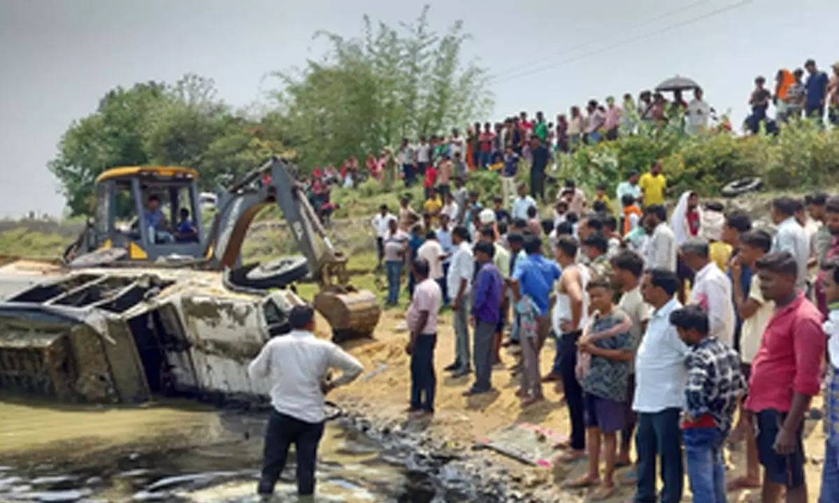 17 school children injured as pickup van plunges into pond in Jharkhand’s Hazaribagh 17 school children injured as pickup van plunges into pond in Jharkhand’s Hazaribagh