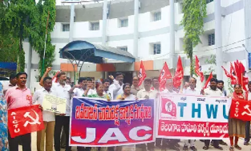 SKM, trade unions stage dharna against Centre’s ‘oligarchy-promoting’ policies