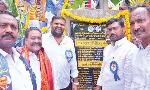 Srikalahasti MLA unveils statues of Phule, Ambedkar