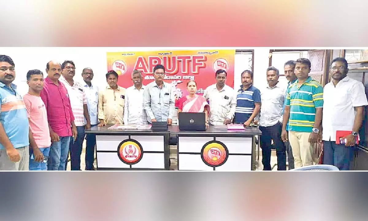 Help desk opened to assist teachers Help desk opened to assist teachers