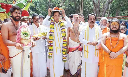 TTD chief offers silk vastrams to Japali Anjaneya Swamy