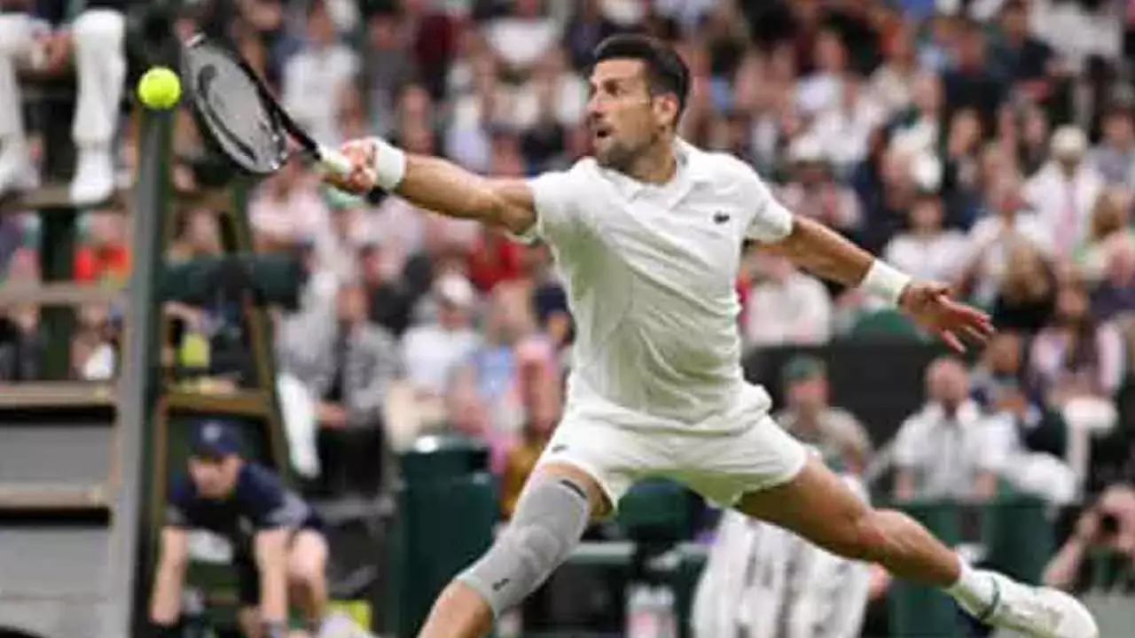 Djokovic survives knee scare to enter SF