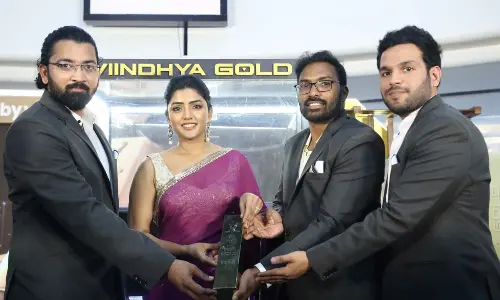 Eesha Rebba creates buzz in Vindhya Gold – Silver Bar Challenge