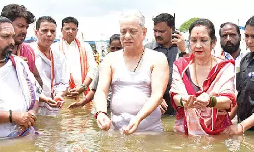 Governor takes holy dip at Triveni Sangam