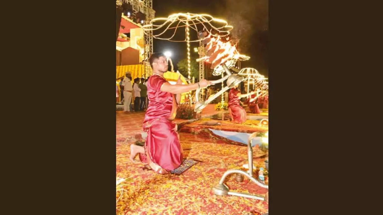 Grand Triveni Harathi huge draw of Pushkarulu