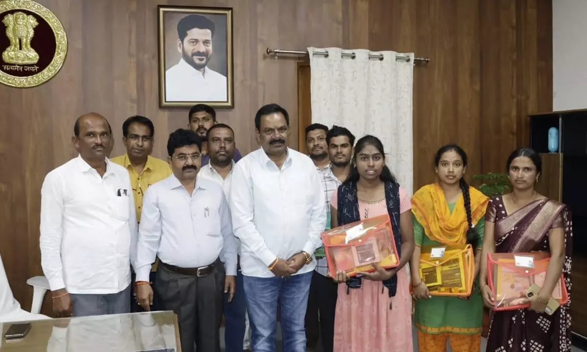 Licensed Surveyor Trainees Receive Kits from Additional Collector Lakshmi Narayana in Gadwal Licensed Surveyor Trainees Receive Kits from Additional Collector Lakshmi Narayana in Gadwal