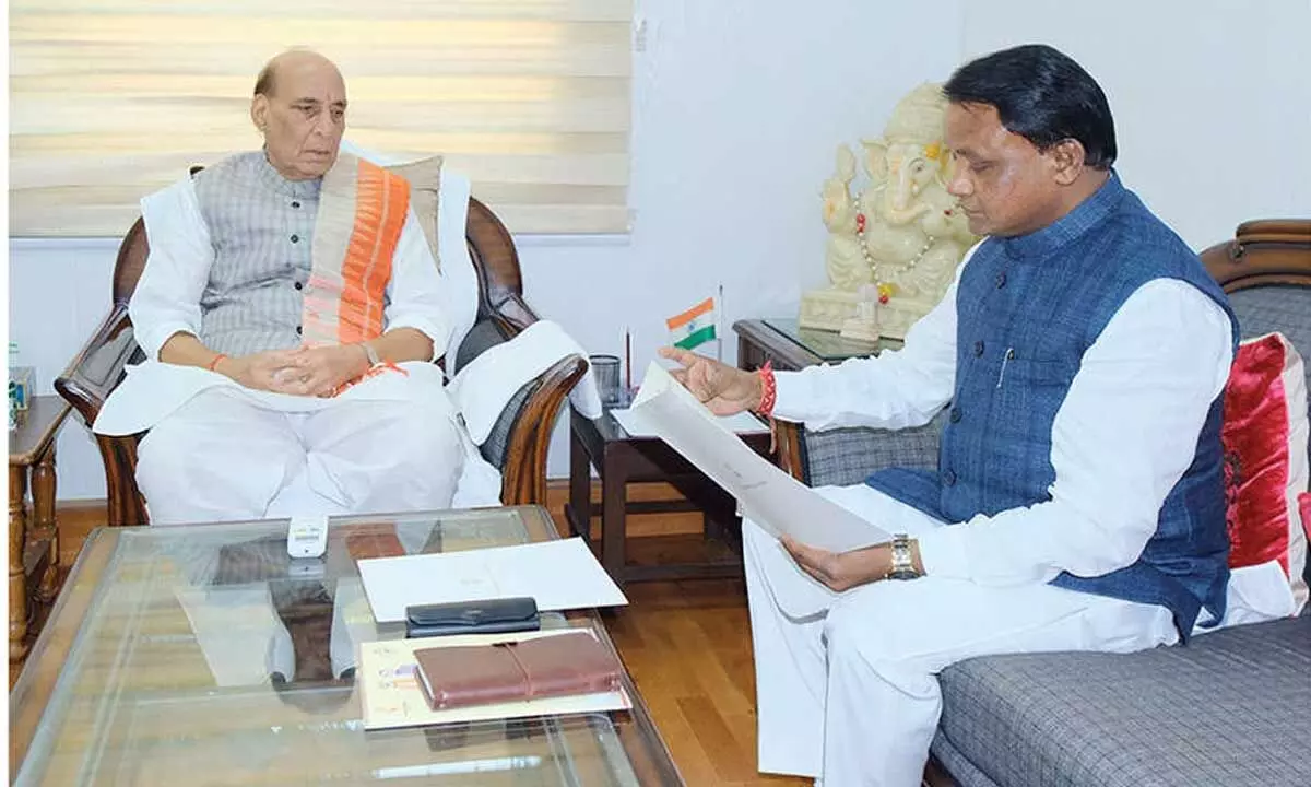 CM meets Rajnath, discusses security