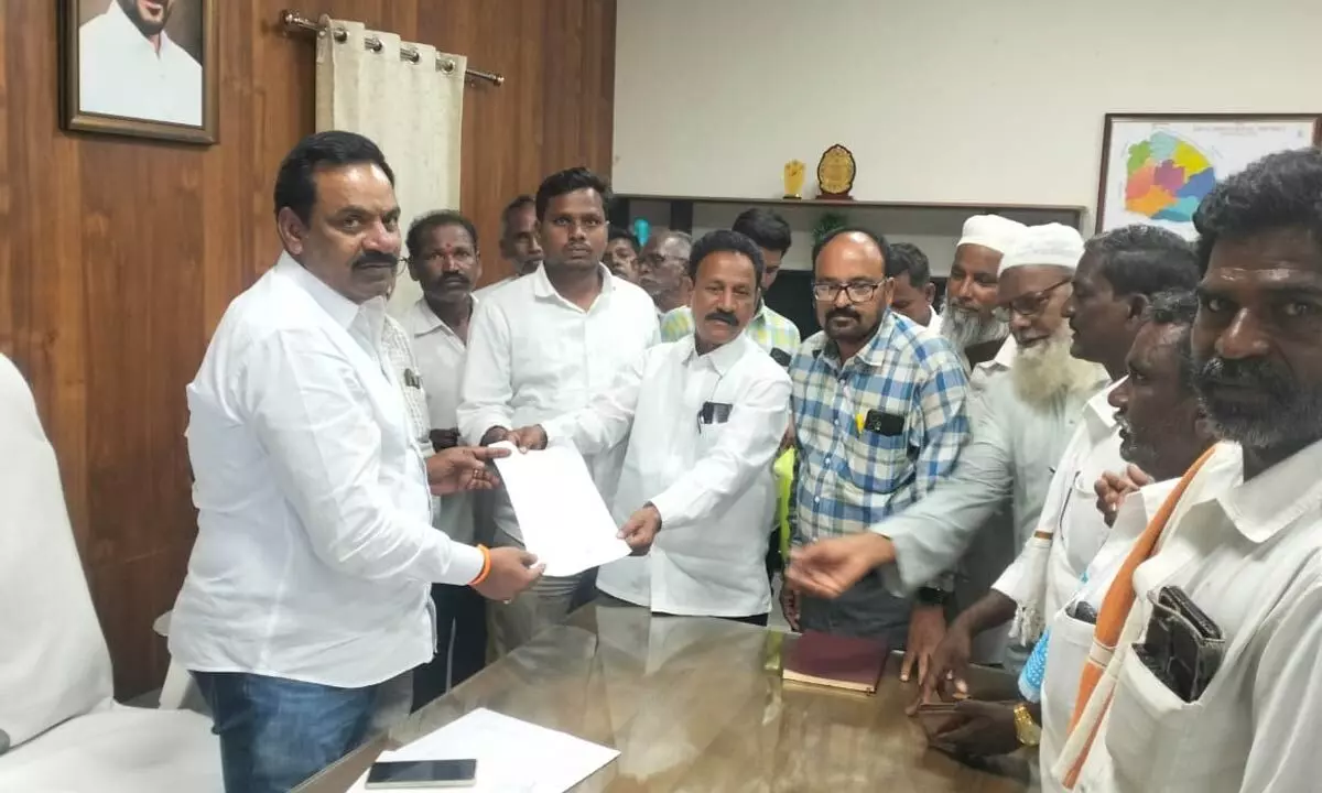 Farmers Demand Immediate Compensation for Lands Acquired Under Bharatmala Project in Jogulamba Gadwal Farmers Demand Immediate Compensation for Lands Acquired Under Bharatmala Project in Jogulamba Gadwal