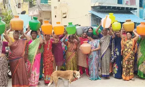 Women protest water crisis in Puttaparthi’s Kummarapeta area