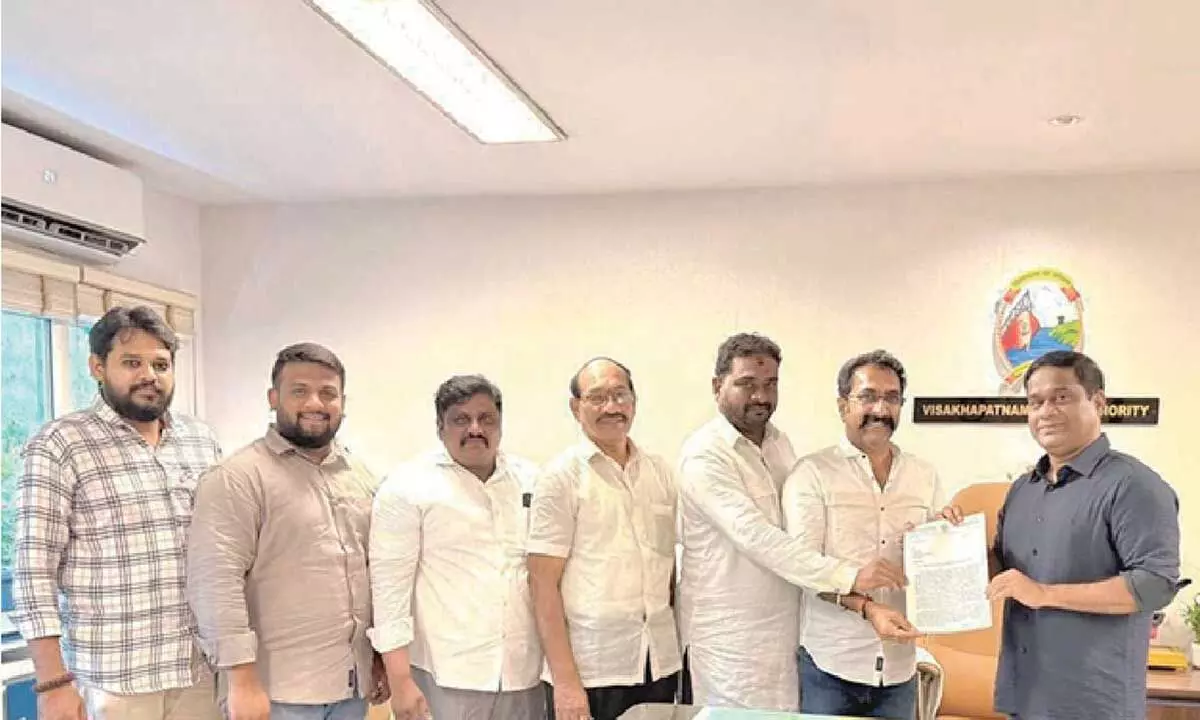 Pool kalasi workers hail VPA’s move to implement time scale