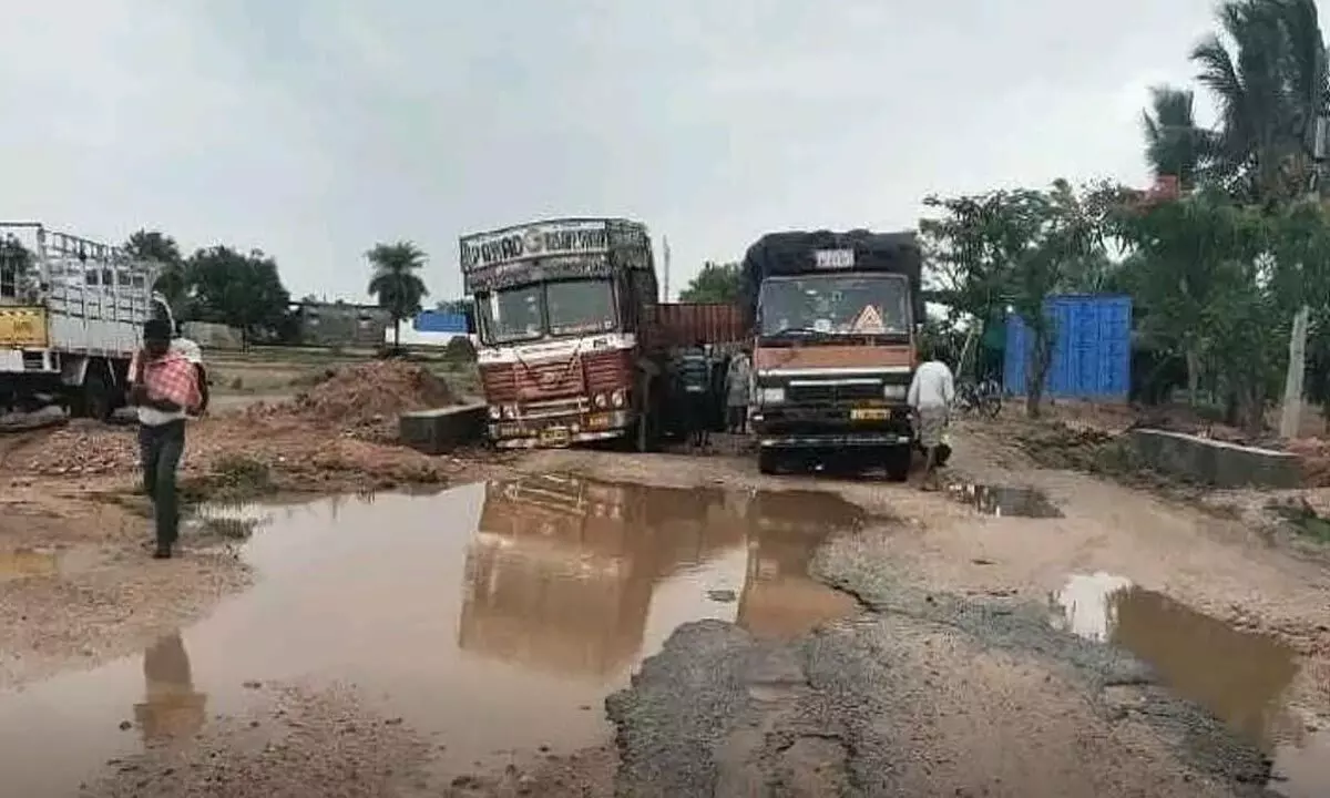 Kurnool-Raichur Inter-State Highway Turns Into a Death Trap: Traffic Halted, Locals Demand Immediate Action Kurnool-Raichur Inter-State Highway Turns Into a Death Trap: Traffic Halted, Locals Demand Immediate Action