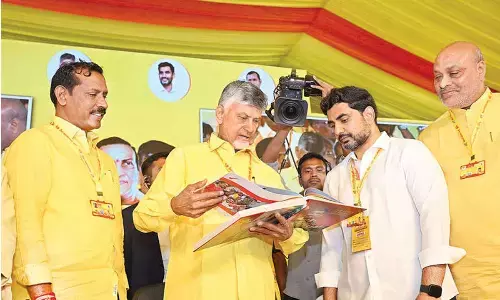 Naidu lauds Lokesh for book on Yuvagalam