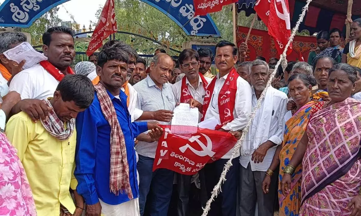 Demand for Rs 2 Lakh Crore Allocation to MGNREGA: Agri Workers’ Union Protests in Narayanpet