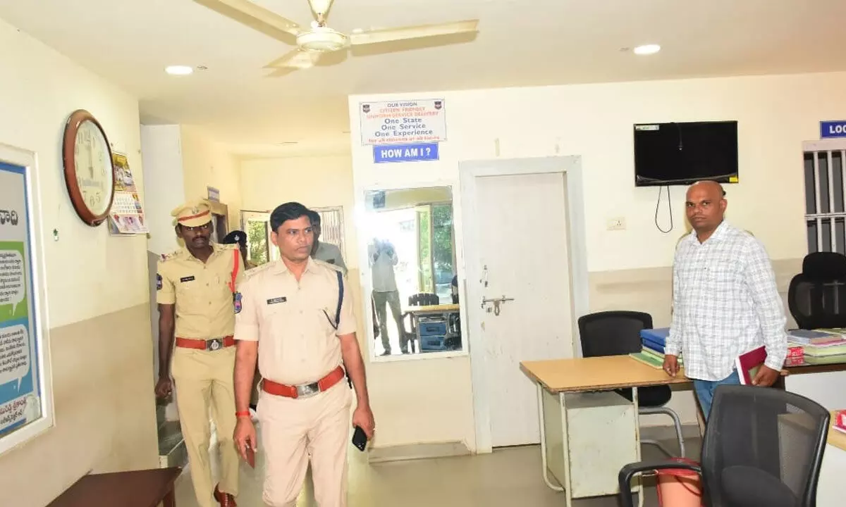 District SP T. Srinivasa Rao, IPS, Conducts Surprise Inspection at Gadwal Rural Police Station; Issues Key Directives for Monsoon Preparedness and Public Safety District SP T. Srinivasa Rao, IPS, Conducts Surprise Inspection at Gadwal Rural Police Station; Issues Key Directives for Monsoon Preparedness and Public Safety