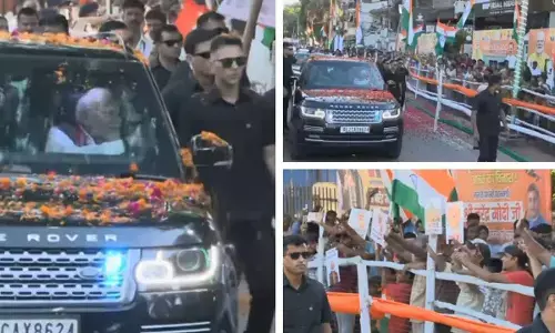 Modi leads mega roadshow in Patna