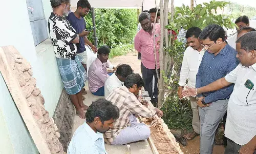 Government will provide all support to handicrafts and Kalamkari artisans