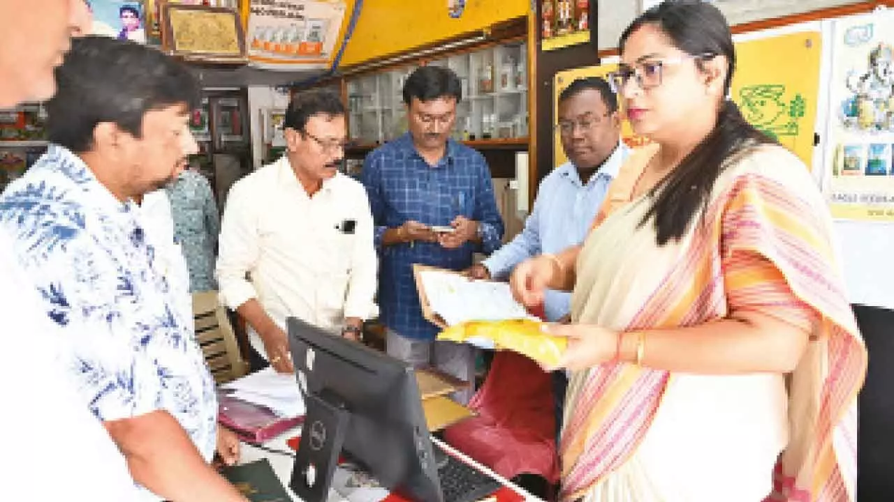 Collector warns strict action against fake seed sellers Collector warns strict action against fake seed sellers