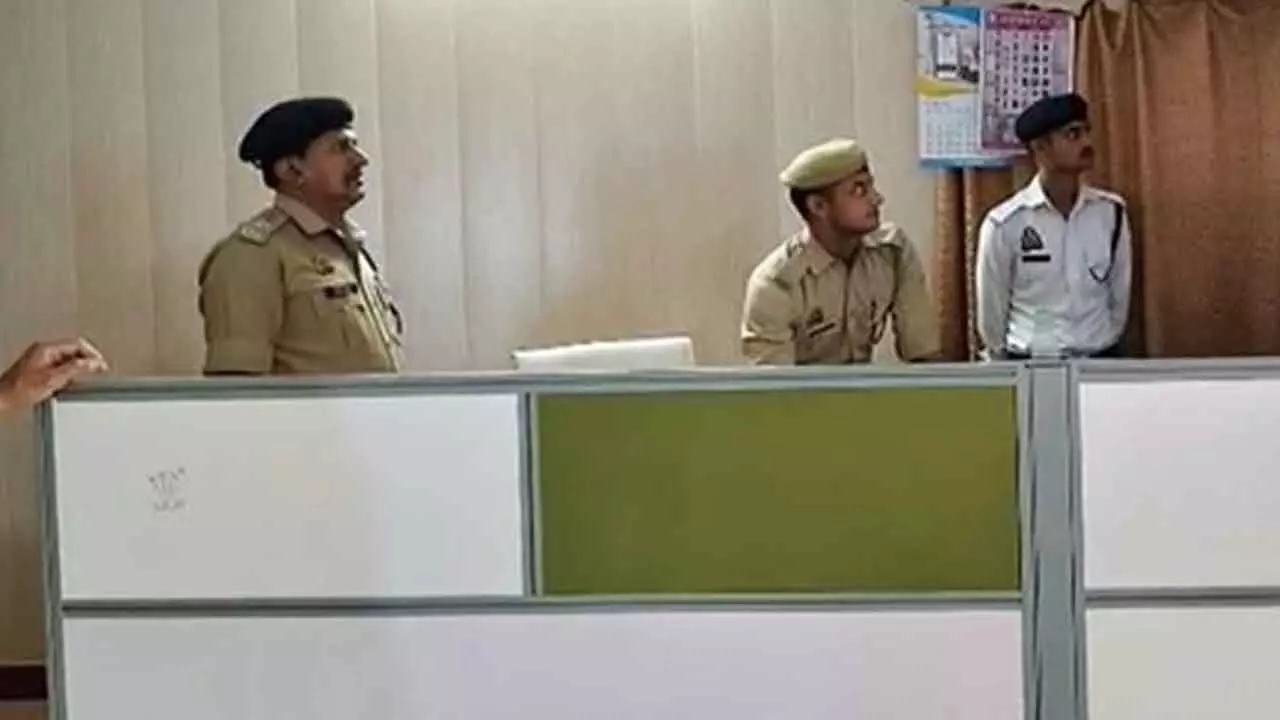 5 nabbed with cache of arms in hotel raid