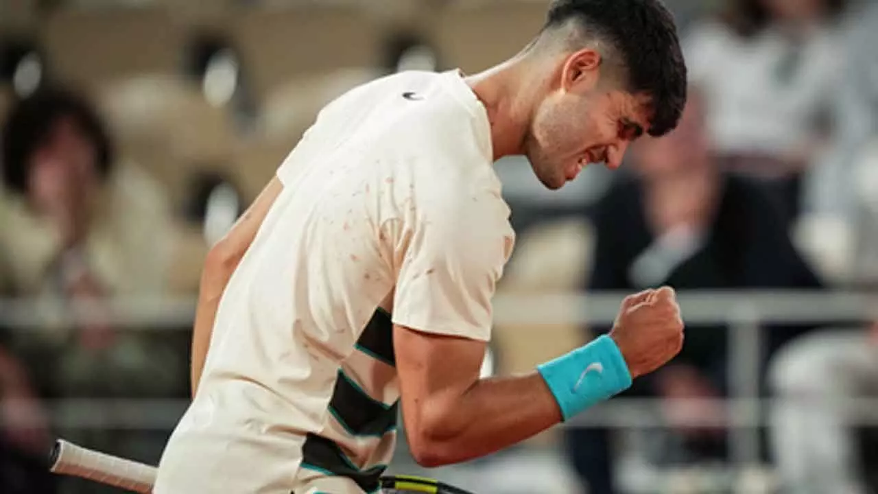 Alcaraz battles past Dzumhur to reach French Open fourth round Alcaraz battles past Dzumhur to reach French Open fourth round