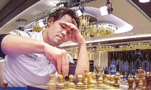 Carlsen leads after round 4, Gukesh wins