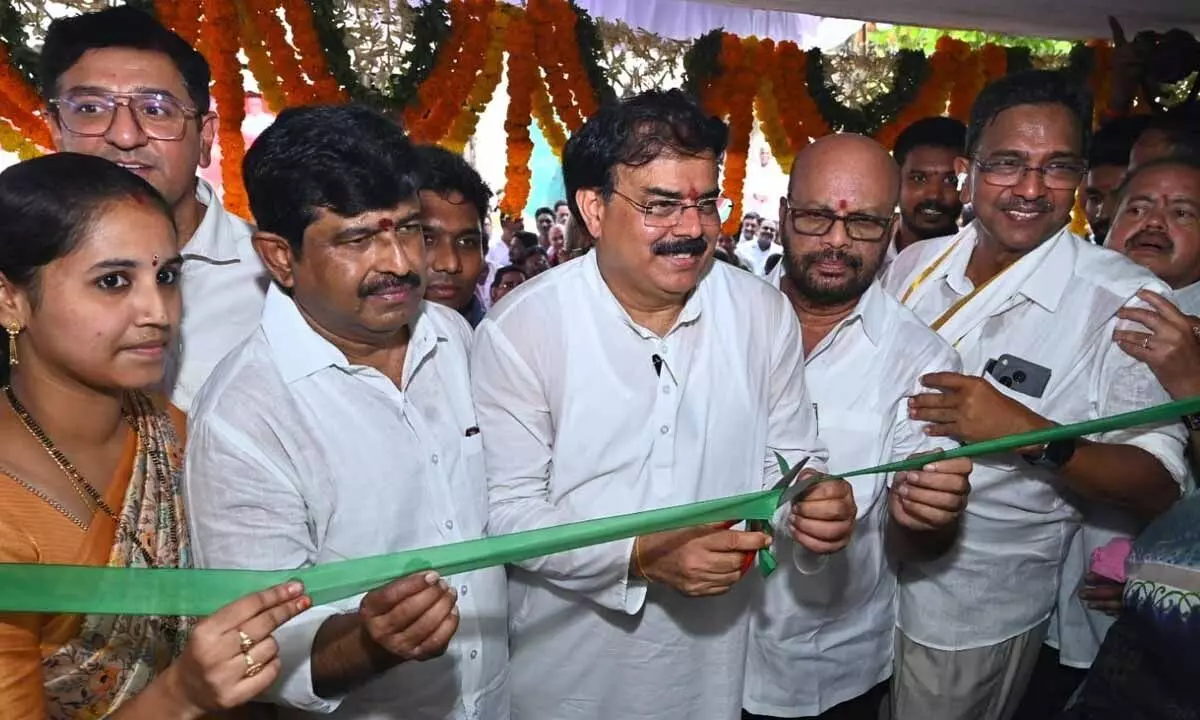 Manohar launches supply of ration through fair price shops Manohar launches supply of ration through fair price shops